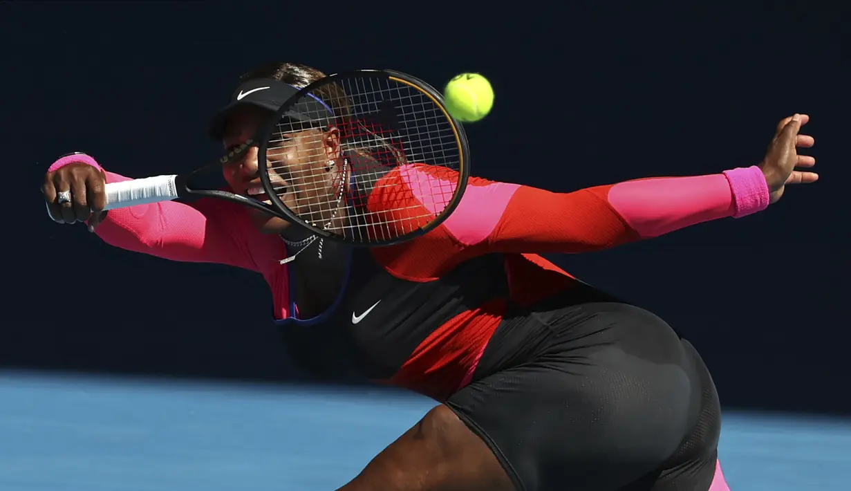 Petenis Amerika Serikat, Serena Williams melakukan pukulan forehand saat bertanding melawan Naomi Osaka dari Jepang selama semifinal kejuaraan tenis Australia Terbuka di Melbourne, Australia, Kamis (18/2/2021). Osaka lolos ke babak final Australia Open untuk kedua kalinya. (AP Photo/Hamish Blair)