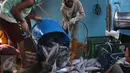 Aktivitas bongkar muat ikan di Pelabuhan Muara Baru, Jakarta, Selasa (22/9/2015). Nelayan mengeluh mahalnya BBM dan Peraturan Menteri No. 2/2015 tentang larangan penggunaan pukat hela dan pukat tarik membuat nelayan merugi. (Liputan6.com/Angga Yuniar) 