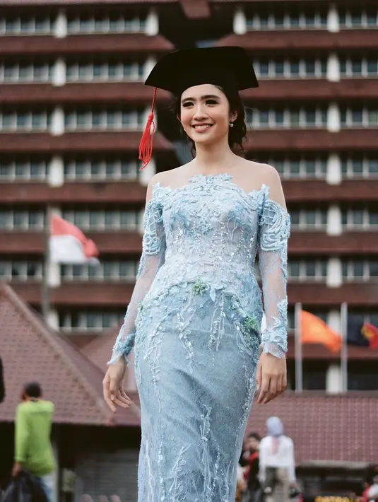 Jika ingin sedikit mengekspos kulit, kebaya model off-the-shoulder jadi opsi aman yang membuat kita tampil menawan (Foto Instagram @febbyrastanty)