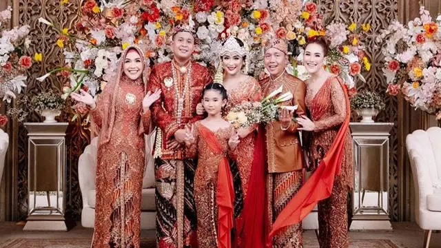 7 Potret Resepsi Kedua Pernikahan Syifa Adik Ayu Ting Ting, Usung Adat Sunda