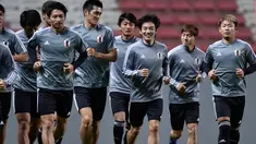 Para pemain Jepang melakukan pemanasan selama sesi latihan di stadion Independencia di Belo Horizonte, Brasil (23/6/2019). Jepang akan bertanding melawan Ekuador pada grup C Copa America 2019. (AFP Photo/Douglas Magno)