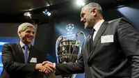 Direktur Barcelona Andoni Zubizarreta dan Manajer Atletico Madrid Clemente Villaverde Huelga (AFP/Fabrice Coffrini)