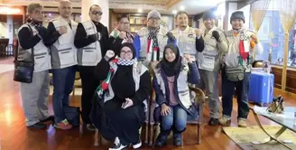 Hati mulia seorang Melly Goeslaw terketuk untuk mengunjungi para korban di Palestina. Tidak sendirian, Melly datang bersama dengan anggota Duta Kemanusiaan lainnya untuk memberikan bala bantuan. (Instagram/melly_goeslaw)