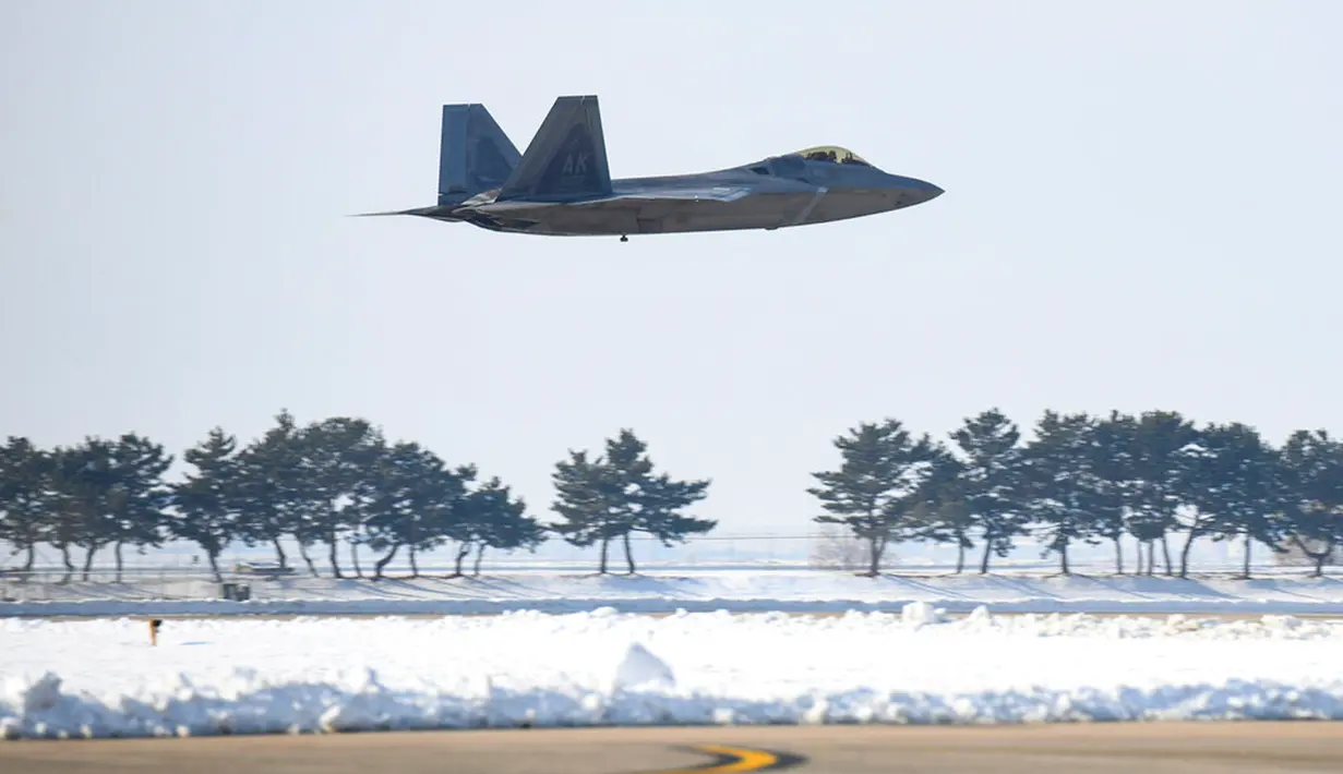 Jet tempur F-22 AS bersiap untuk mendarat selama latihan udara bersama dengan Korea Selatan di Gunsan, Korea Selatan, 20 Desember 2022. (South Korean Defense Ministry via AP)
