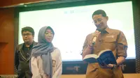 Menparekraf Sandiaga Uno (kanan) bersama Executive Director Indonesia Student Youth Forum (ISYF) Rizky Nugraha Putra Alka (kiri) dan salah satu peserta di acara pembukaan Forum Pelajar Indonesia (FOR) yang ke-13 di Balairung Soesilo Soedarman, kantor Kemenparekraf, Jakarta. (Ist)