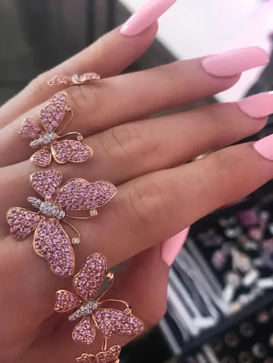 Terakhir, Kylie Jenner pun pernah mengunggah foto di Instagram saat dirinya menggunakan banyak sekali cincin kupu-kupu. Menurut kamu gimana, girls? (instagram/kyliejenner)