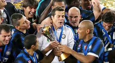 Para pemain Inter Milan bergembira setelah menjuarai Piala Dunia Antarklub berkat kemenangan 3-0 atas TP Mazembe di Abu Dhabi, 18 Desember 2010. AFP PHOTO/MARWAN NAAMANI