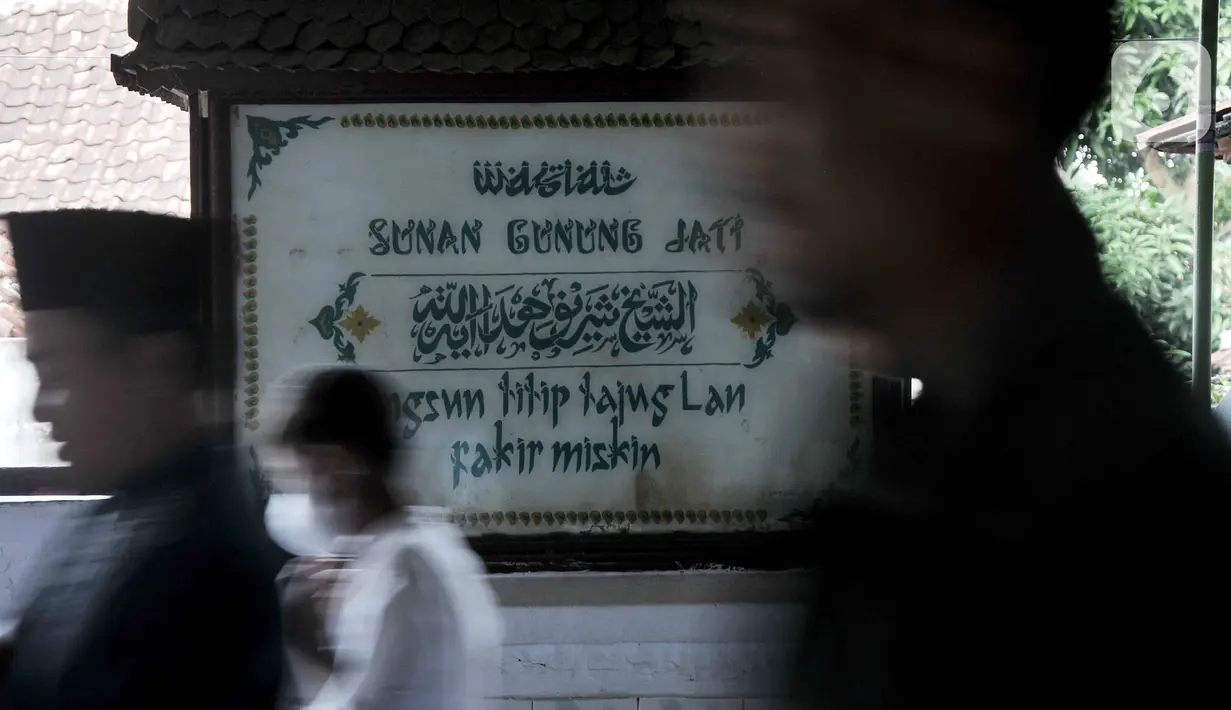 Peziarah berdatangan ke makam Sunan Gunung Jati di Cirebon, Jawa Barat, Kamis (31/3/2022). Makam Sultan Syarif Hidayatullah atau Sunan Gunung Jati merupakan salah satu lokasi yang ramai didatangi para peziarah sebagai tradisi jelang bulan suci Ramadhan. (merdeka.com/Iqbal S. Nugroho)