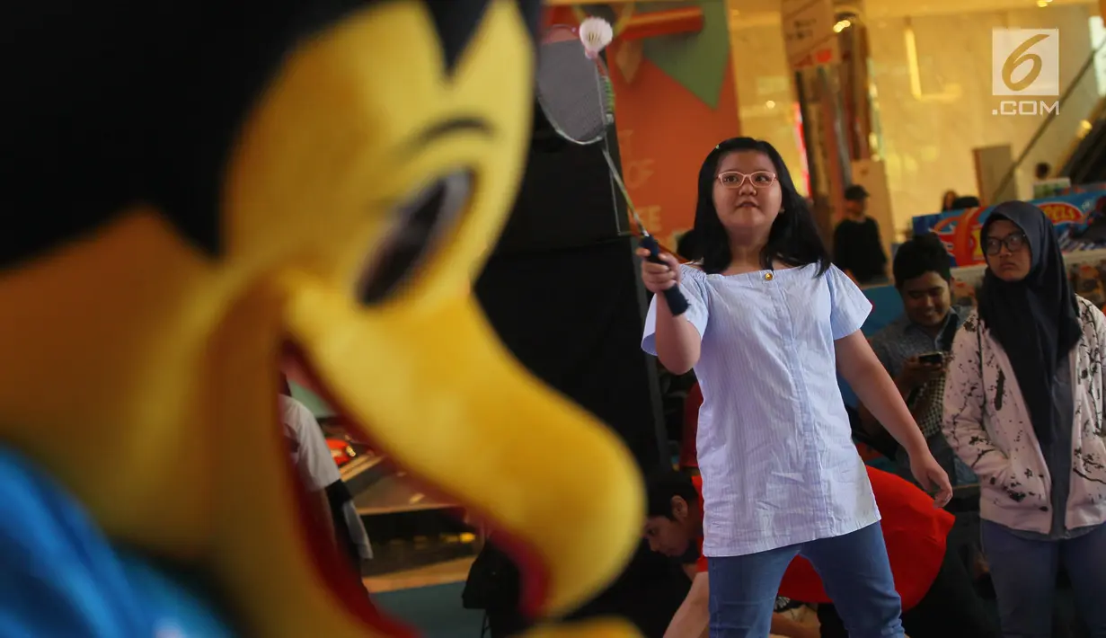 Pengunjung bermain bulu tangkis dalam Road to Blibli Indonesia Open 2019 di Neo Soho, Jakarta, Minggu (14/7/2019). Turnamen bulu tangkis yang diikuti oleh 236 pebulu tangkis dari 20 negara memperebutkan hadiah total senilai USD 1.250.000 atau sekitar Rp 17 miliar. (Liputan6.com/HO/Rizky)