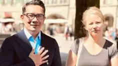 Ridwan Kamil menemui seorang guru SD di Kota Bern bernama Mrs Geraldine Beldi. Dia adalah orang pertama yang melihat jasad Emmeril Kahn Mumtadz atau Eril di bendungan Engehalde, Bern, Swiss . (Instagram/ ridwankamil)