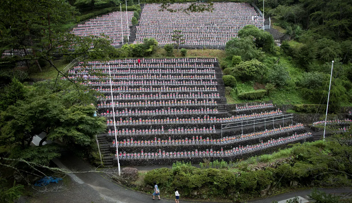 Penampakan patung Jizo yang didedikasikan untuk jiwa anak-anak yang telah meninggal dunia di Kuil Buddha Jizoji, Oganomachi, Prefektur Saitama, Jepang, Senin (13/8). (Behrouz Mehri/AFP)