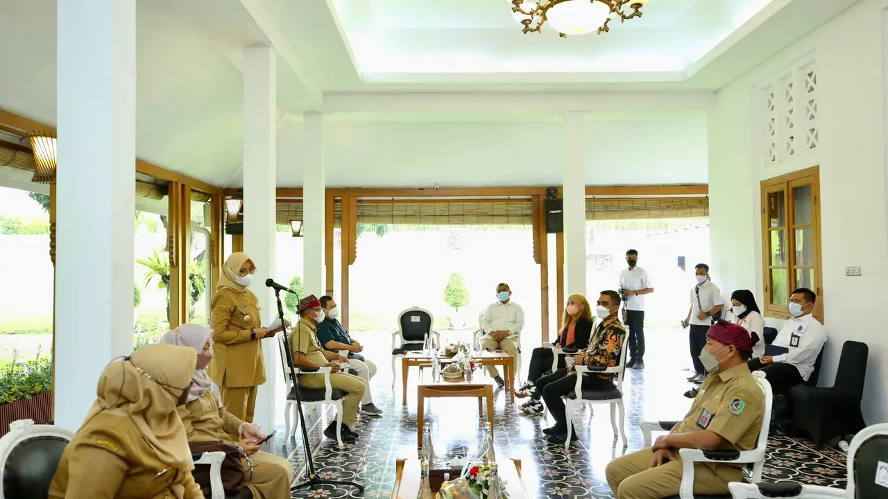 Bupati Banyuwangi Ipuk Fiestiandani memberikan arahan rencana Ijen Coffe Market. (Istimewa)