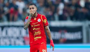 Pemain Persija Jakarta, Maxwell Souza, tampak kecewa setelah bermain imbang 1-1 dengan Bali United dalam lanjutan BRI Super League 2025/2026 di Jakarta International Stadium (JIS), Minggu (14/9/2025) malam WIB. (Bola.com/M Iqbal Ichsan)