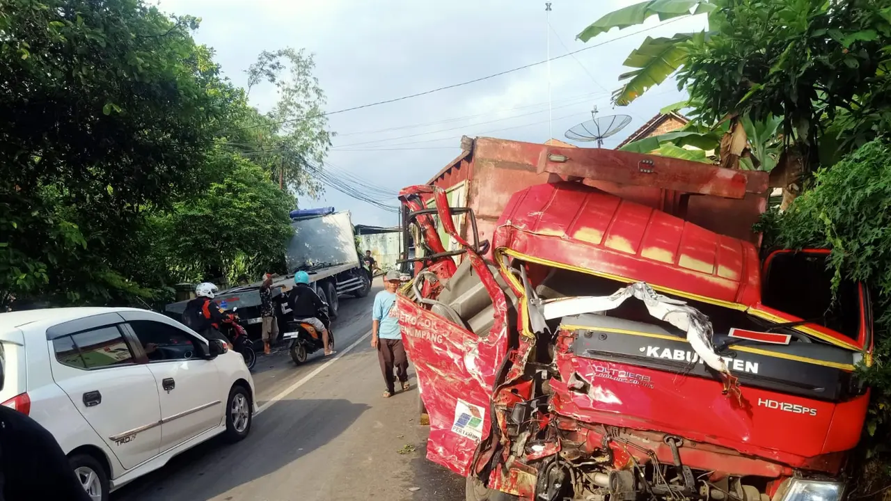 Dua Truk Tabrakan di Cikembar Sukabumi