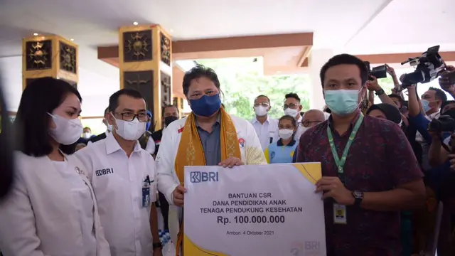 Menteri Koordinator Bidang Perekonomian Airlangga Hararto menyaksikan vaksinasi di Tribun Lapangan Merdeka Sumatera Barat. (Dok Kemenko Perekonomian)