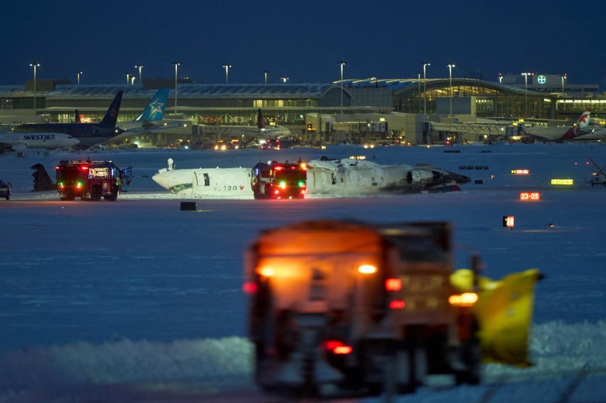 Pesawat Delta Airlines terbalik saat mendarat di Bandara Toronto Kanada