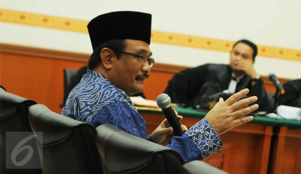Cawagub DKI Jakarta, Djarot Saiful Hidayat memberikan kesaksian dalam sidang kasus pengadangan kampanyenya dengan terdakwa Naman Sanip di PN Jakarta Barat, Jumat (16/12). JPU menghadirkan 8 dari 13 saksi, termasuk Djarot. (Liputan6.com/Gempur M Surya)
