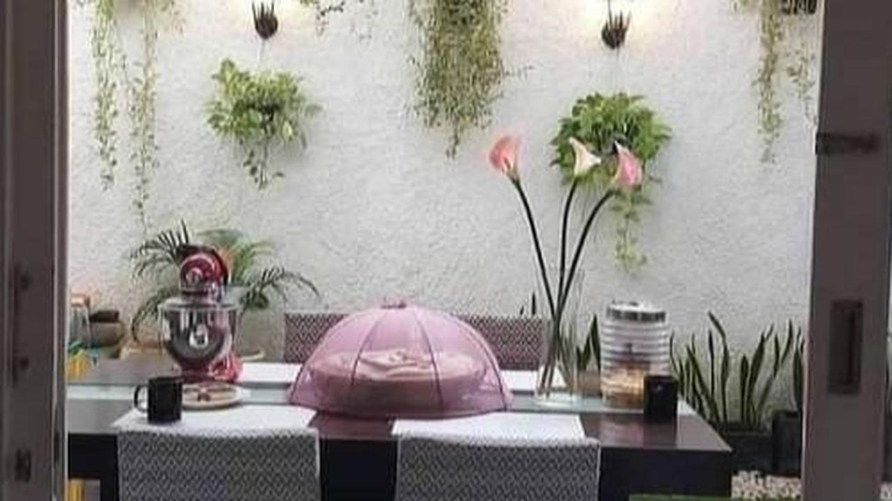 Ruang Makan Semi Outdoor Lengkap dengan Taman Belakang&nbsp;