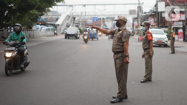 FOTO: Petugas Gabungan Gelar Razia Masker di Kampung Melayu