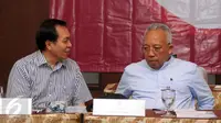 Anggota KEIN, Benny Pasaribu (kiri) berbincang dengan Benny Soetrisno saat hadir dalam Workshop Media di Bogor, Sabtu (13/8/2016). Workshop mensosialisasikan Tupoksi dan program KEIN. (Liputan6.com/Helmi Fithriansyah)