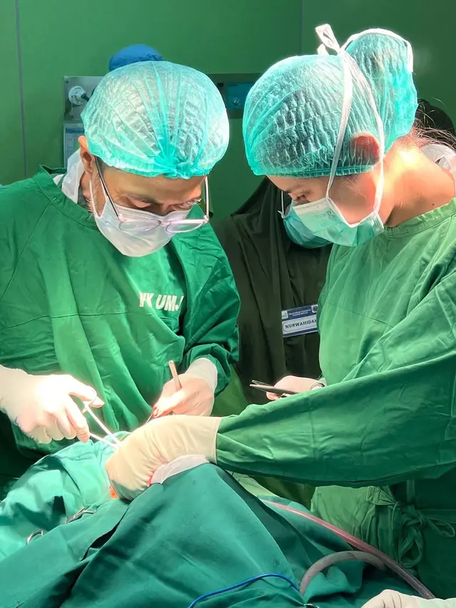 Aktivitas operasi bibir sumbing untuk anak Indonesia yang kurang mampu didukung selebgram Rininta Christabella dan Tim Let's Share Indonesia . (Foto: Dok. Koleksi Pribadi Rininta Christabella)