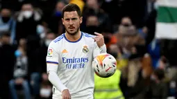 Eden Hazard. Pemain sayap Real Madrid berusia 31 tahun yang telah 3 musim memperkuat Los Blancos sejak 2019/2020 ini belum tampil sesuai ekspektasi karena sering dilanda cedera. Chelsea sebagai klub lamanya kabarnya bersedia menampung sebagai pemain pinjaman musim depan. (AFP/Pierre-Philippe Marcou)