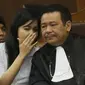 Terdakwa Jessica Kumala Wongso berbincang dengan kuasa hukumnya saat menjalani sidang lanjutan kasus kematian Wayan Mirna Salihin di PN Jakarta Pusat, Rabu (27/7). (Liputan6.com/Immanuel Antonius)