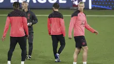 Penyerang Manchester City Erling Haaland, kanan, menghadiri sesi latihan menjelang lanjutan fase grup Liga Champions 2023/2024, di stadion Wankdorf di Bern, Swiss, Selasa (24/10/2023). (Peter Schneider/Keystone via AP)