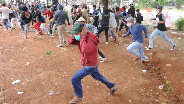 Polisi Pukul Mundur Pendemo Omnibus Law