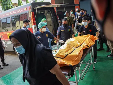 Petugas menurunkan kantong jenazah korban kebakaran Lapas Kelas I Tangerang dari ambulans di RS Polri Kramat Jati, Jakarta, Rabu (8/9/2021). Sebanyak 41 warga binaan tewas akibat kebakaran yang terjadi di Blok C 2 Lapas Kelas I Tangerang. (Liputan6.com/Faizal Fanani)