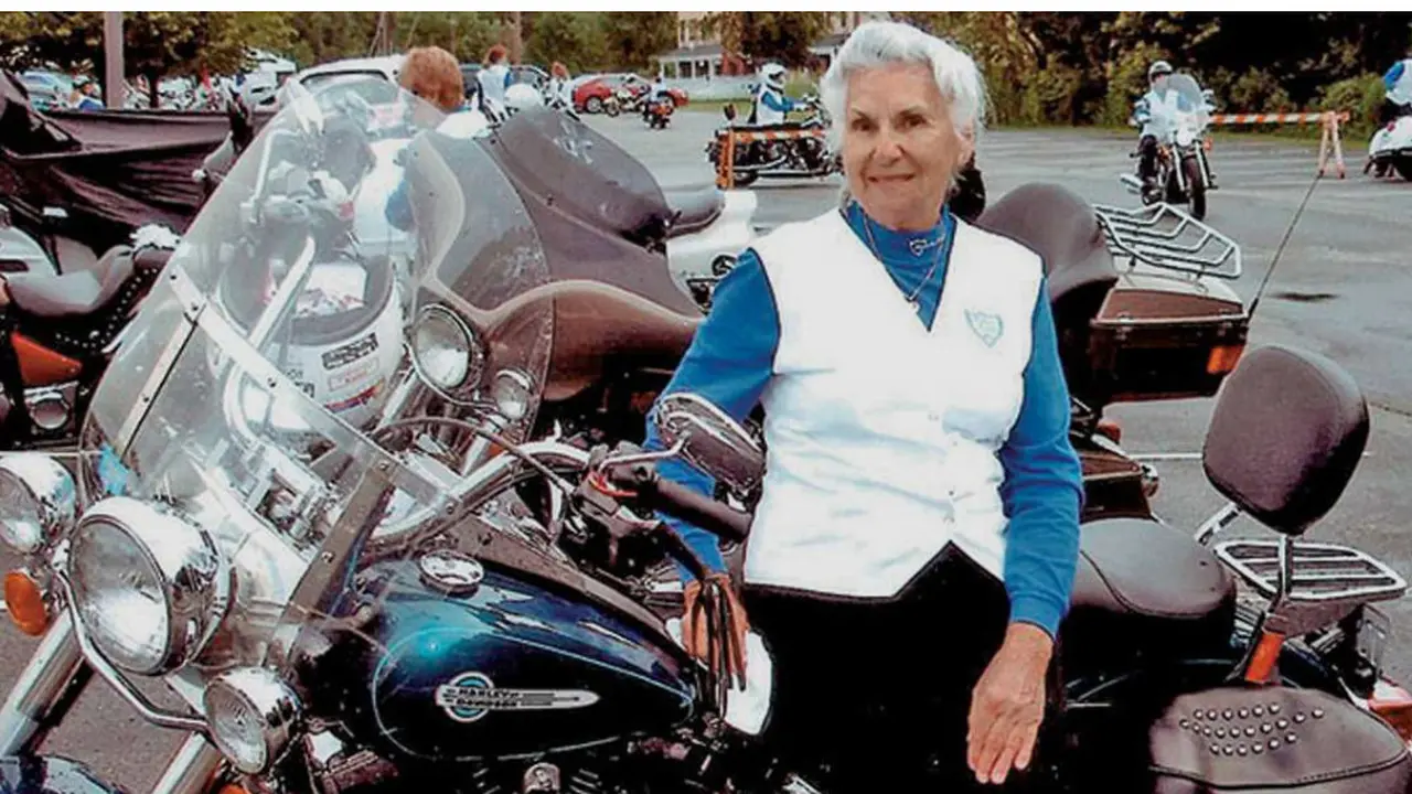 Nenek berusia 93 tahun, Gloria Struck yang masih setia riding