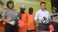 Kedua pelaku beserta barang bukti di Mapolres Malang Kota, Jawa Timur (Zainul Arifin/Liputan6.com)