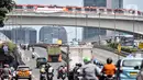 Rangkaian LRT Jabodebek uji beban di Jembatan Bentang Panjang kawasan Kuningan-Jalan Gatot Subroto, Jakarta Selatan, Kamis (24/2/2022). Uji beban untuk memastikan kekuatan dan mendapatkan sertifikat layak fungsi sebelum LRT Jabodebek beroperasi pada Agustus mendatang. (merdeka.com/Iqbal S. Nugroho)