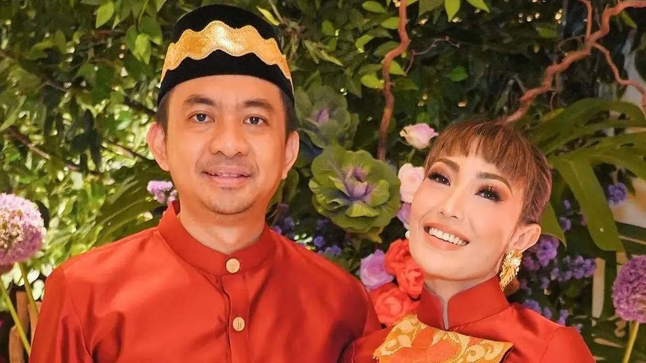 Ayu Dewi dengan busana tradisional (Instagram/mrsayudewi)