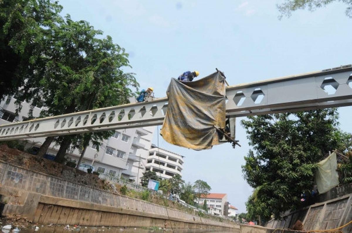Melihat penggantian pipa gas PGN di atas sungai