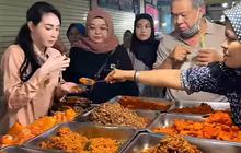 Potret Arumi Bachsin Blusukan ke Pasar Cari Makanan, Senyum Manis saat Diserbu Warga Buat Minta Foto Bareng