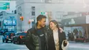 Gaya hitam putih pasangan yang sedang berbahagia ini juga ditunjukkan saat pergi ke New York bersama. Mila memakai atasan putih berkerah tinggi, dan Yakup memilih kaus hitam. (Foto: Intsgaram @jscmila)