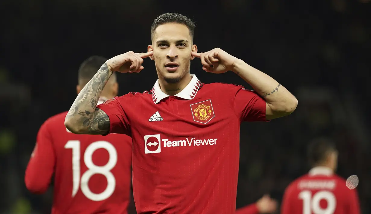 Gelandang Manchester United, Antony berselebrasi usai mencetak gol ke gawang Everton pada laga putaran ketiga Piala FA di Old Trafford di Manchester, Inggris, Sabtu (7/1/2023). Kemenangan ini memastikan MU melaju ke babak selanjutnya. (AP Photo/Dave Thompson)
