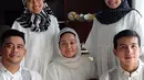 Kekompakan keluarga Bobby Nasution ini nampaknya patut diacungi jempol. Meski sang ayah sudah berpulang ke haribaan sang pencipta, namun Bobby beserta ibu, dua orang kakaknya dan kakak iparnya. (Instagram/adhe_srg)