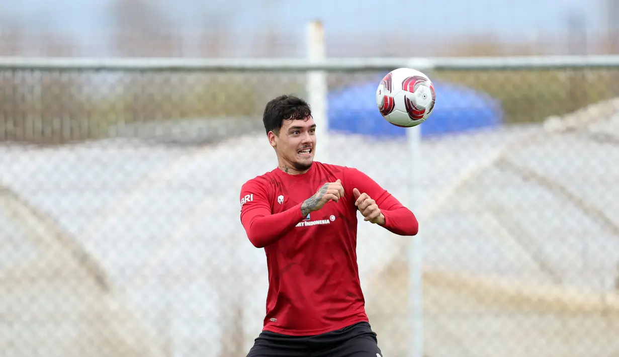 Pemain Timnas Indonesia, Shayne Pattynama, berusaha mengontrol bola dengan kepalanya disela-sela latihan fisik dalam pemusatan latihan di Turki, Jumat (22/12/2023). (Dok. PSSI)