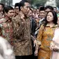 Presiden Jokowi berbincang dengan Puan Maharani dan Megawati Soekarnoputri sembari berjalan menuju situs penjara Banceuy, Bandung, Rabu (1/6). Jokowi napak tilas ke penjara yang pernah jadi tempat penahanan Bung Karno itu. (Liputan6.com/Faizal Fanani)