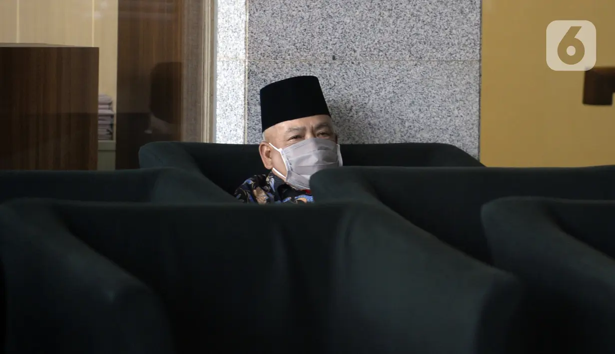 Mantan anggota DPRD Provinsi Jambi Parlagutan Nasution saat akan menjalani pemeriksaan penyidik di Gedung KPK, Jakarta, Selasa (30/6/2020). Parlagutan diperiksa sebagai tersangka terkait kasus dugaan menerima suap ketok palu pengesahan RAPBD Provinsi Jambi Tahun 2017-2018. (merdeka.com/Dwi Narwoko)
