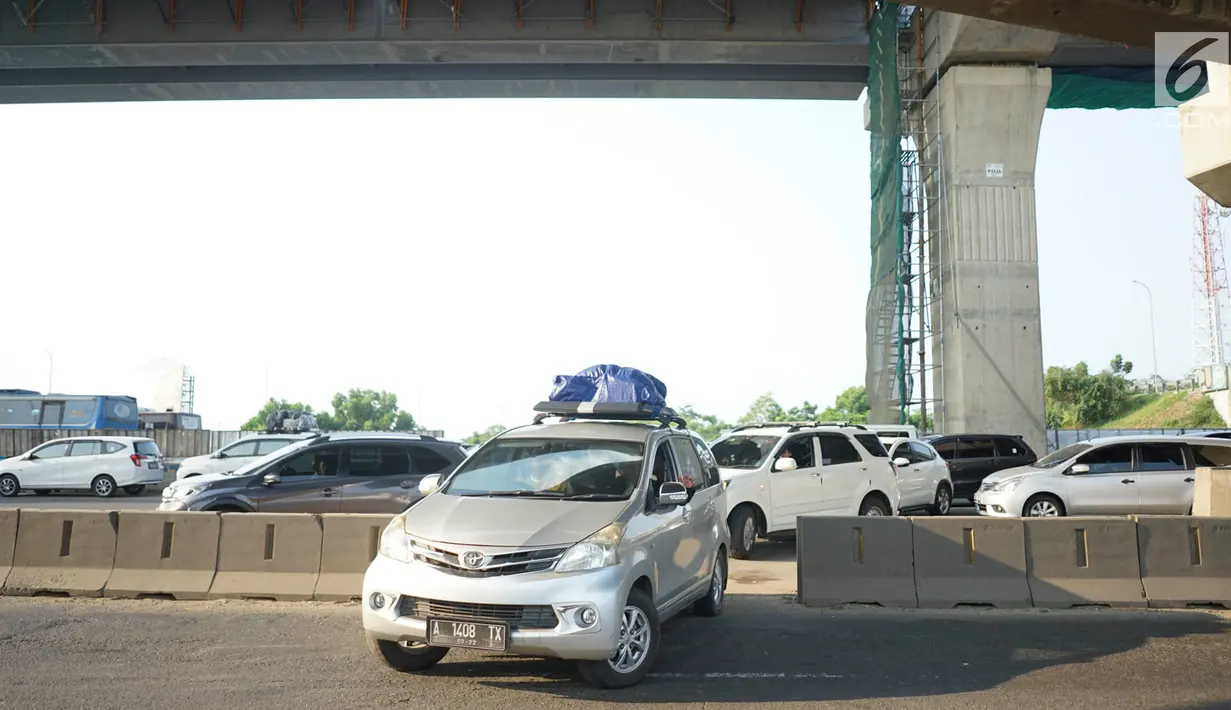 Kendaraan pemudik menerobos pagar pembatas jalan tol di KM 30 Tol Jakarta - Cikampek, kawasan Cikarang, Jawa Barat, Minggu (9/6). Kemacetan yang terjadi di sepanjang jalur tersebut menyebabkan sebagian kendaraan nekat menerobos pagar pembatas untuk berpindah jalur. (Liputan6.com/Immanuel Antonius)