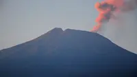 Asap mengepul di puncak Gunung Slamet saat terjadi letusan terlihat dari Pos Pengamatan Gunung Api Slamet, Desa Gambuhan, Pemalang, Jateng. (ANTAR FOTO/Oky Lukmansyah)
