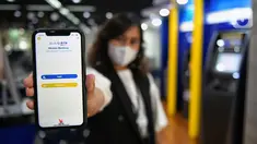 Nasabah menunjukkan mobile banking Bank BTN di Jakarta, Senin (19/7/2021). Bank BTN mengoptimalkan layanan digital banking dalam rangka mendukung Pemerintah menekan laju penularan Covid-19 dengan PPKM Darurat seperti mobile banking, internet banking serta ATM. (Liputan6.com)