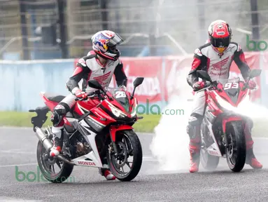 Dani Pedrosa dan Marc Marquez beraksi dengan motor Honda CBR 150 di Sentul, Bogor, Minggu (14/2/2016). (Bola.co/Nicklas Hanoatubun)