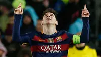 Penyerang Barcelona, Lionel Messi melakukan selebrasi usai mencetak gol kegawang Arsenal pada leg kedua 16 besar liga champions di stadion Nou Camp, Spanyol (17/3). Barcelona menang atas Arsenal dengan skor 3-1. (Reuters/Albert Gea)