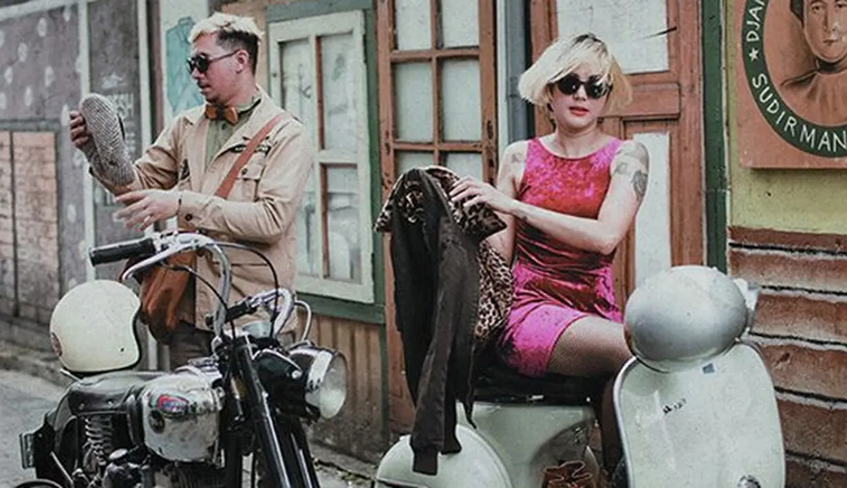 Poppy Sovia dan Ahmad Gussaoki yang melangsungkan lamaran pada Desember 2017 lalu kini sudah resmi menikah. Gussaoki menikahi Poppy dengan maskawin seberat 40 gram emas murni. Selamat, Poppy dan Gussaoki! (Instagram/popsovia)