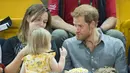 Ini bukan pertama kalinya Pangeran Harry melakukan hal yang menggemaskan pada anak kecil. (Getty Images/Cosmopolitan)