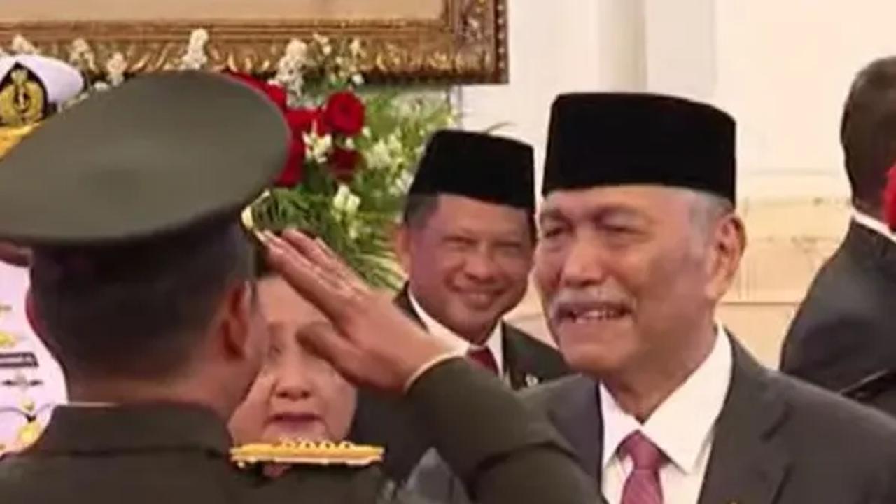 Luhut tampak hadir dalam pelantikan sang menantu, Jenderal TNI  Maruli Simanjuntak sebagai Kepala Staf Angkatan Darat (Kasad) di Istana Negara, Jakarta, Rabu (29/11).<br>